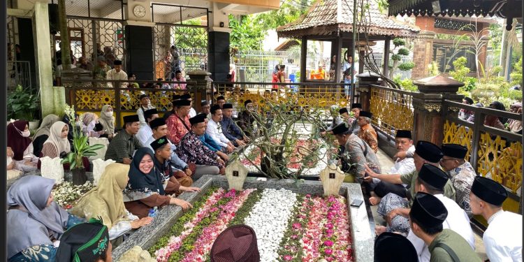 Ziarah Wali Songo, BMT Artha Buana Metro Silaturahim ke Cucu Hadratussyekh KH Hasyim Asy’ari