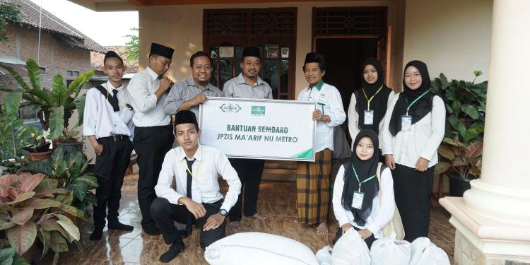 Indahnya Berbagi, JPZIS Ma’arif NU Metro Tasarufkan Bantuan Paket Sembako