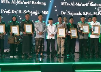 AKTIVIS PENDIDIKAN NU, PROF. H. SUBANDI TERIMA ANUGRAH PENGHARGAAN DARI PBNU