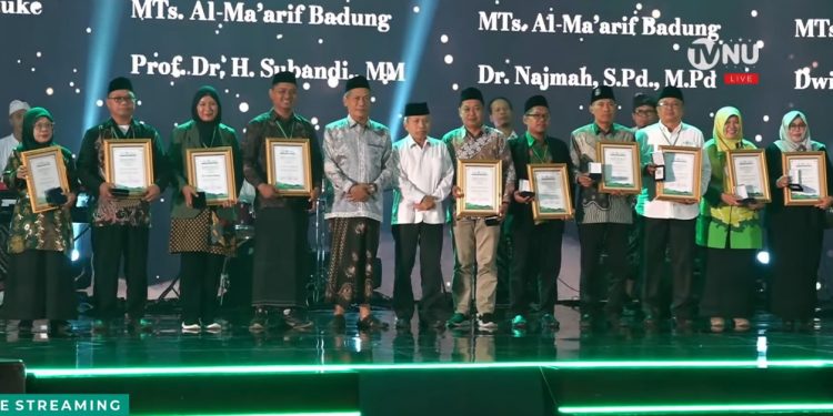 AKTIVIS PENDIDIKAN NU, PROF. H. SUBANDI TERIMA ANUGRAH PENGHARGAAN DARI PBNU