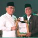 UMALA TERIMA PENGANUGRAHAN KATEGORI PENDIDIKAN TINGGI NU DARI PBNU