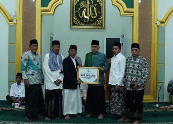 Dukung Kemakmuran Masjid, PCNU Kota Metro Serahkan Bantuan Rp5 Juta dan Al-Qur’an di Safari Ramadhan Kedua