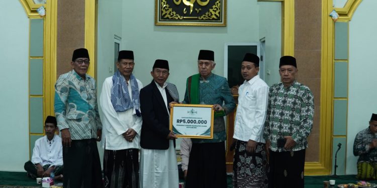 Dukung Kemakmuran Masjid, PCNU Kota Metro Serahkan Bantuan Rp5 Juta dan Al-Qur’an di Safari Ramadhan Kedua