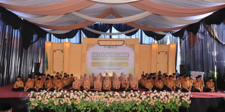 Rayakan Kelulusan Angkatan III, SDNU Kota Metro Gelar Haflah Akhirussanah dan Wisuda 70 Santri