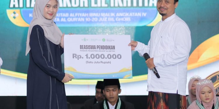 Lulus Uji 1.002 Nadhom Alfiyah di Atas Panggung, Santri Ponpes Ma’arif NU Metro Raih Beasiswa Kuliah 8 Semester Dari Universitas Ma’arif Lampung